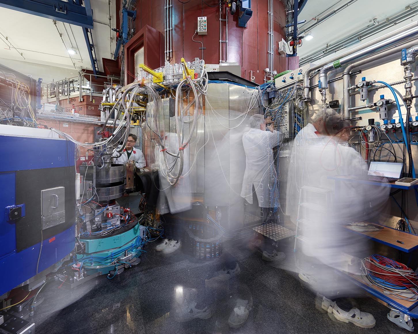 Twisted magnetic fluctuations in superconductors