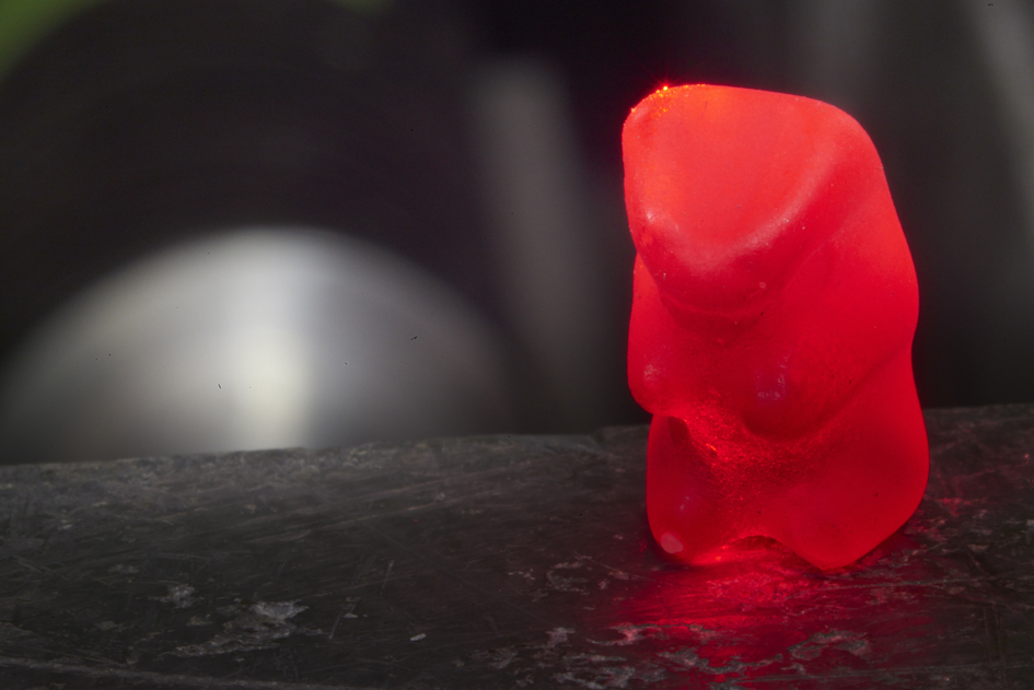 Wie lange leben Antiteilchen in Gummibärchen?